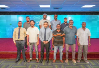 ފަރުމަހުގެ ލޯނު ލިބުނު ފަރާތްތަކާއެކު ބޭއްވި ބައްދަލުވުން ވަޒީރު އަޙްމަދު ޝިޔާމް ޝަރަފްވެރިކޮށްދެއްވުން.