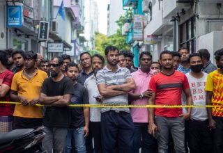 ގަރާޖުގައި ރޯވެ ހިނގި އަލިފާނުގެ ހާދިސާއަށް ފަހު، ގިނަ ބިދޭސީންތަކެއް އެ މީހުންގެ އާއިލާ އަދި ރައްޓެހިންނަށް ވީނުވީއެއް ނޭނގިގެން ސުވާލުތަކެއް ކުރި/ ފޮޓޯީ: ސަންގު -- މުހައްމަދު މާހީ