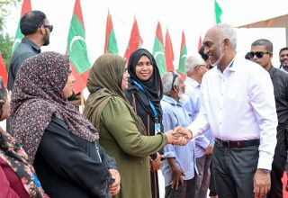 ރައީސުލްޖުމްހޫެެރިއްޔާ އއ. އަތޮޅުގެ ރަށްތަކަށް ކުރައްވާ ދަތުފުފުޅުގެ ތެރެއިން/ ފޮޓޯ: ރައީސް އޮފީސް