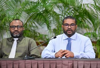 ރައީސް އޮފީހުގައި އޮތް ނޫސްވެރިންގެ ބައްދަލުވުމުގައި ޑިފެންސް މިނސްޓަރ ޣައްސާން މައުމޫން މައުލޫމާތު ދެއްވަނީ/ ފޮޓޯ: ރައީސް އޮފީސް