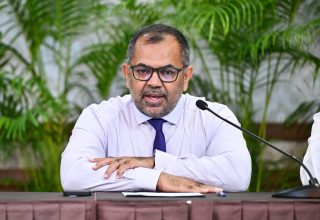ރައީސް އޮފީހުގައި އޮތް ނޫސްވެރިންގެ ބައްދަލުވުމުގައި މިނސްޓަރ ޒަމީރު މައުލޫމާތު ދެއްވަނީ/ ފޮޓޯ: ރައީސް އޮފީސް