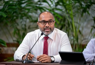 ހޯމް މިނިސްޓަރު އިހުސާން ވާހަކަދައްކަވަނީ.-- ފޮޓޯ: ރައީސް އޮފީސް