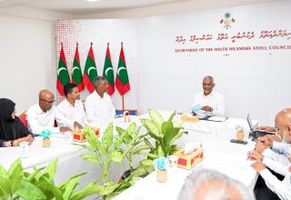 ރައީސުލްުޖުމްހޫެރިއްޔާ ޑރ. މުހައްމަދު މުއިއްޒު ދ. ކުޑަހުވަދޫ ކައުންސިލާއި ބައްދަލު ކުރައްވަނީ/ ފޮޓޯ: ރައީސް އޮފީސް