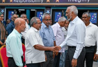 ރައީސުލްޖުމްހޫރިއްޔާ ޑރ. މުހައްމަދު މުއިއްޒު ކުޑަހުވަދޫ ރައްޔިތުންނާއި ބައްދަލު ކުރެއްވުން/ ފޮޓޯ: ރައީސް އޮފީސް