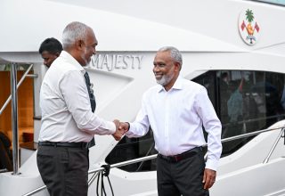 ރައީސް ޑރ. މުހައްމަދު މުއިއްޒު ފޮނަދޫއަށް ވަޑައިގަތުމުން، އެމަނިކުފާނަށް މަޖިލީހުގެ ރައީސް އަބްދުއްރަހީމް އަބްދުﷲ މަރުހަބާ ވިދާޅުވަނީ/ ފޮޓޯ" ރައީސް އޮފީސް