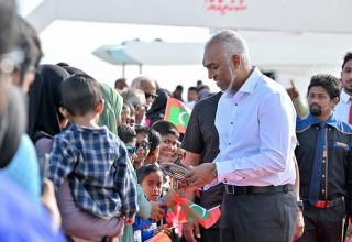 ރައީސުލްޖުމްހޫެެރިއްޔާ އއ. އަތޮޅުގެ ރަށްތަކަށް ކުރައްވާ ދަތުފުފުޅުގެ ތެރެއިން ބޮޑުފޮޅަދޫއަށް ވަޑައިގަތުން/ ފޮޓޯ: ރައީސް އޮފީސް
