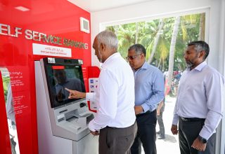 ހދ. އަތޮޅުގެ ރަށެއްގައި އޭޓީއެމްގެ ހިދުމަތް ގާއިމު ކުރަނީ/ ފޮޓޯ: ރައީސް އޮފީސް