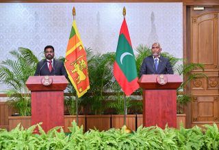 ރައީސުލްޖުމްހޫރިއްޔާ އާއި ސްރީލަންކާގެ ރައީސް ގުޅިފައިވާ ބަޔާނެއް ދެއްވުން -- ފޮޓޯ: ރައީސް އޮފީސް