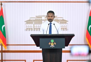 ރައީސް އޮފީހުގައި ބޭއްވި ނޫސްވެރިންގެ ބައްދަލުވުމުގައި ބަންޑާރަ ނައިބު އަހުމަދު އުޝާމް ވާހަކަ ދައްކަވަނީ: ފޮޓޯ/ ރައީސް އޮފީސް