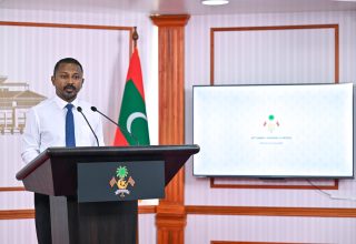 ރައީސް އޮފީހުގައި ބޭއްވި ނޫސްވެރިންގެ ބައްދަލުވުމުގައި ބަންޑާރަ ނައިބު އަހުމަދު އުޝާމް ވާހަކަ ދައްކަވަނީ: ފޮޓޯ/ ރައީސް އޮފީސް