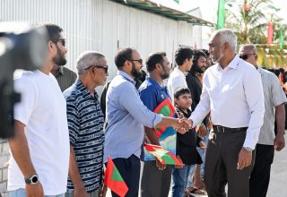 އަތޮޅުތެރެއަށް ކުރައްވަމުން ގެންދަވާ ދަތުރުފުޅުގެ ތެރެއިން ރައީސް ޑރ. މުހައްމަދު މުއިއްޒު ތ. ދިޔަމިގިލިއަށް ވަޑައިގަތުން/ ފޮޓޯ: ރައީސް އޮފީސް