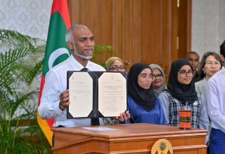 ދުންފަތުގެ ޖެނެރޭޝަނަލް ބޭން ކަނޑައަޅުއްވައި، ދުންފަތް ކޮންޓްރޯލްކުރުމާބެހޭ ޤާނޫނަށް 
 އިޞްލާޙު ގެނައުމުގެ ބިލު ތަސްދީގު ކުރެއްވުން/ ފޮޓޯ:  ރައީސް އޮފީސް