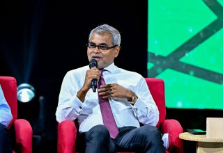 މިނިސްޓަރ އޮފް ޓޫރިޒަމް އެންޑް އެންވަޔަރަންމަންޓް ޠާރިޤު އިބްރާހީމް  އަހާ ފޯރަމް ބައްދަލުވުމުގައި ވާހަކަފުޅު ދައްކަވަނީ/ ފޮޓޯ: ރައީސް އޮފީސް