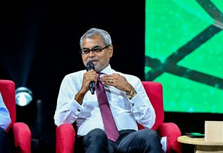 މިނިސްޓަރ އޮފް ޓޫރިޒަމް އެންޑް އެންވަޔަރަންމަންޓް ޠާރިޤު އިބްރާހީމް  އަހާ ފޯރަމް ބައްދަލުވުމުގައި ވާހަކަފުޅު ދައްކަވަނީ/ ފޮޓޯ: ރައީސް އޮފީސް