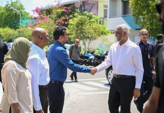 ރައީސް ޑރ. މުހައްމަދު މުއިއްޒާއި ޕީއެންސީ ޕާލިމަންޓްރީ ގުރޫޕްގެ ލީޑަރ އިބްރާހިމް ފަލާހު/ ފޮޓޯ: ޕީއެންސީ