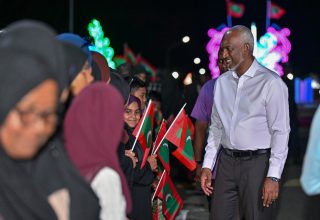 ރައީސުލްޖުމްހޫރިއްޔާ ޑރ. މުހައްމަދު މުއިއްޒު ވިލުފުށިއަށް ވަޑައިގަތުމުން ހޫނު މަރުހަބާއެއް ވަނީ ކިޔާފައި/ ފޮޓޯ: ރައީސް އޮފީސް