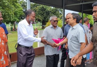 ރައީސް ޔާމީން ހއ ގެ ރައްޔިތުންނާއި ަބއްދަލުކުރައްވަނީ.