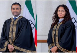 ސުޕްރީމް ކޯޓުގެ ފަނޑިޔާރު ޑރ. އަޒްމިރަލްދާ ޒާހިރާއި މަހާޒު އަލީ ޒާހިރު/ ފޮޓޯ: ސުޕްރީމް ކޯޓު ވެބްސައިޓް