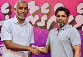 ޑރ މުއިއްޒު އަދި އެމަނިކުފާނުގެ ތަރުޖަމާނު ތޮލާލް: ފޮޓޯ/ ޕީޕީއެމް