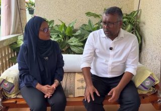 ފައްޔާޒް އިސްމާއީލް، އައްޑޫ ސިޓީއަށް މިހާރު ކުރައްވަމުން ގެންދަވާ ދަތުރުފުޅުގެ ތެރެއިން، ހުޅުދޫގައި ހުންނަވާ ”ސަންގަށް“ ދެއްވި ހާއްސަ ބަސްދީގަތުމުގެ ތެރެއިން