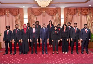 އަލަށް އިފްތިތާހު ކުރި ދިވެހި ޒުވާނުންގެ ގައުމީ ލަފާދޭ ކޮމިޓީގެ މެމްބަރުންނާއި ރައީސް-- ފޮޓޯ: ރައީސް އޮފީސް