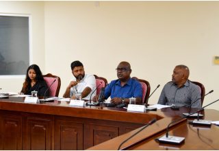 ކޮމިޓީއަށް ހާޒިރުވި ގެސްޓްހައުސް އެސޯސިއޭޝަނުގެ އިސްވެރިން --- ފޮޓޯ: މަޖިލިސް އިދާރާ