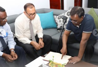 މިނިސްޓަރު އާދަމް ޝަރީފް އެމްޑީޕީގެ ކުރީގެ ރައީސް އިބްރާޙިމް އިސްމާއިލް އާއިއެކު: ފޮޓޯ/ސޯޝަލްމީޑިއާ
