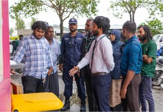 ދުވާރުމަތީގައި ބަހައްޓާފައި ހުރި ގޮނޑި މޭޒު ނެގުމުގެ މަސައްކަތް އެޗްޑީސީން ކުރަނީ --- ފޮޓޯ/އެޗްޑީސީ