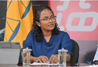 އެމްޑީޕީ ހަވަރު ބެރު ޕެނަލް ޑިސްކަޝަންގައި ކުރީގެ އެންވައިރޮމެންޓް މިނިސްޓަރ އާމިނަތު ޝައުނާ ވާހަކަ ދައްކަވަނީ/ ފޮޓޯ: އެމްޑީޕީ