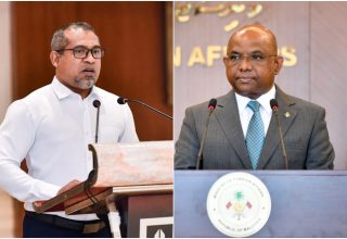 ފޮރިން މިނިސްޓަރ ޑރ. އަބްދުﷲ ޚަލީލުއާއި، ކުރީގެ ފޮރިން މިނިސްޓަރ އަބްދުﷲ ޝާހިދު/ ފޮޓޯ: މިހާރު