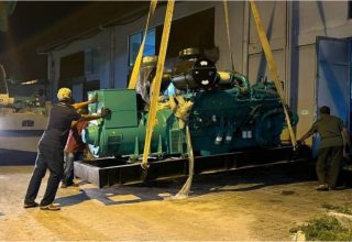 ކަރަންޓުގެ މައްސަލަ ހައްލު ނުކުރެވި ގިނަ ދުވަސްވެފައިވާ، އައްޑޫ ސިޓީއަށް އަނެއްކާވެސް އެއް މެގަވޮޓްގެ ޖަނަރޭޓަރެއް ގެންދިއުން/ ފޮޓޯ: ފެނަކަ