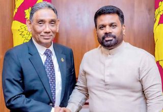 ރާއްޖޭގެ ސަފީރު އަދި ސްރީލަންކާގެ ރައީސް: ފޮޓޯ/ސޯޝަލްމީޑިއާ