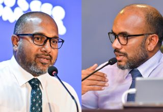 ހޯމް މިނިސްޓަރު އަލީ އިހުސާން އަދި ކުރީގެ ފިނޭންސް މިނިސްޓަރު އިބްރާހީމް އަމީރު.