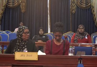 އިންގިރޭސި ކަރުދާހުގައި ބައިވެރި ވުމަށްޓަކައި އިމްތިހާނުގެ މަރުކަޒަށް ދިޔަ މަގުމަތީގައި ޝާހިދު ނަޒާހާގެ ބޮލަށް އަނިޔާ ދިނުމުން ބަދަލުގައި ދާން ޖެހުނީ ހޮސްޕިޓަލަށް