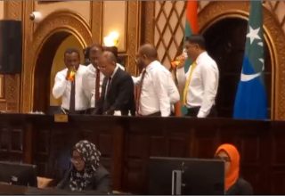 އެމްޑީޕީގެ މެމްބަރުން ރިޔާސީ މޭޒު ކައިރީ އަޑުގަދަކުރަނީ