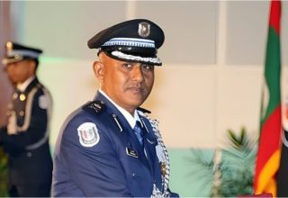 ފުހުންގެ އިދާރާގެ ހިންގަން، އެސިސްޓެންޓު ކޮމިޝަނާ އޮފް ޕޮލިސްގެ މަގާމުގައި ހުންނެވި ކޮމިޝަނަރަކަށް ހުންނެވި ފަރުހާދު ހަމަޖެއްސުން/ ފޮޓޯ: ފުލުހުން