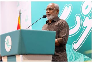 ޕީއެންސީން ރޭ ބޭއްވި ޖަލްސާގައި އަބްދުއްރަހީމް ވާހަކަ ދައްކަވަނީ/ ފޮޓޯ: ޕީއެންސީ