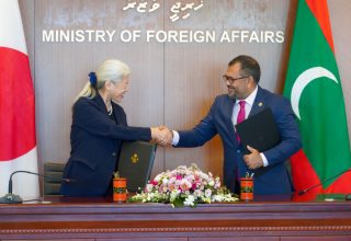 އެއްބަސްވުމުގައި ސޮއިކުރުން: ފޮޓޯ/ފޮރިން މިނިސްޓްރީ