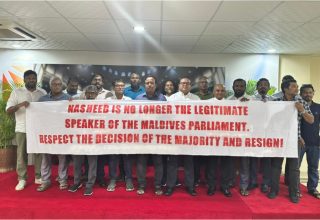 އެމްޑީޕީގެ ޕީޖީގެ މެމްބަރުން ނަޝީދާ ދެކޮޅަށް އިހުތިޖާޖު ކުރަނީ/ ފޮޓޯ: އެމްޑީޕީ ޕީޖީ