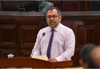 ފިނޭންސް މިނިސްޓަރ މޫސާ ޒަމީރު އަންނަ އަހަރަށް ލާފާ ކުރާ ދައުލަތުގެ ބަޖެޓު ހުށަހަޅުއްވަނީ/ ފޮޓޯ: މަޖިލިސް