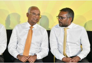 ކުރީގެ ރައީސް އިބްރާހިމް މުހައްމަދު ސޯލިހާއި އެމްޑީޕީގެ ޗެއާޕާސަން ފައްޔާޒް އިސްމާއިލް/ ފޮޓޯ: މިހާރު