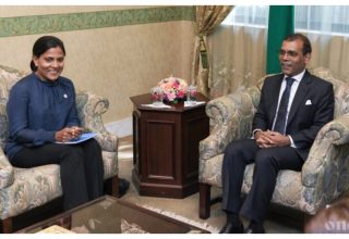 ކުރީގެ ރައީސް ނަޝީދާއި ކުރީގެ ފަސްޓް ލޭޑީ ފަޒުނާ / ފޮޓޯ: ޕާލިމެންޓް