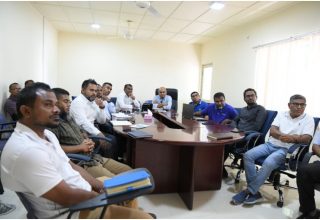 އިގްތިސާދީ ކޮމިޓީން މެމްބަރުންނާއި އެކު ބޭއްވި ބައްދަލުވުމުގެ ތެރެއިން/ ފޮޓޯ: މަޖިލިސް