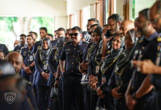 އިމިގްރޭޝަން އޮފިސަރުން: ފޮޓޯ/ އިމިގްރޭޝަން
