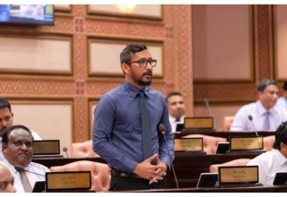 އިނގުރައިދޫ ދާއިރާގެ މެމްބަރު އިބްރާހިމް ފަލާހް މަޖިލިހުގައި ވާހަކަ ދައްކަވަނީ. --- ފޮޓޯ: މަޖިލިސް