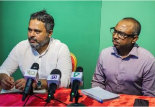 ޑިމޮކްރެޓްސް އާއި ޕީޕީއެމް ބޭއްވި ނޫސްވެރިންގެ ބައްދަލުވުން/ ފޮޓޯ: އަރީހު