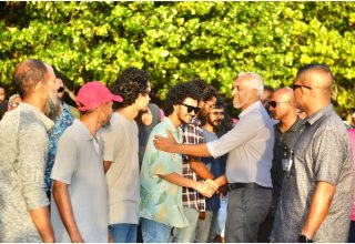 އިދިކޮޅު ކެންޑިޑޭޓު މުއިއްޒަށް މުލަކުން ހޫނު މަރުހަބާއެއް/ ފޮޓޯ: މުއިއްޒު ކެމްޕެއިން ޓީމް
