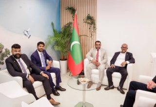 ލަންޑަނުގައި ތިބި ރާއްޖޭގެ ޓީމު: ފޮޓޯ/ އެމްއެމްޕީއާރްސީ