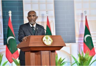 ރައީސުލްޖުމްހޫރިއްޔާ ޑރ. މުހައްމަދު މުއިއްޒު  ޖުމްހޫރީ ދުވަހުގެ މުނާސަބަތުގައި ބޭއްވި ޖަލްސާގައި ވާހަކަފުޅު ދައްކަވަނީ/ ފޮޓޯ: ރައީސް އޮފީސް