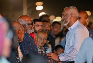 ރައީސް ޑރ މުއިއްޒު ރައްޔިތުންނާއި ބައްދަލުކުރައްވަނީ: ފޮޓޯ/ ރައީސް އޮފީސް
